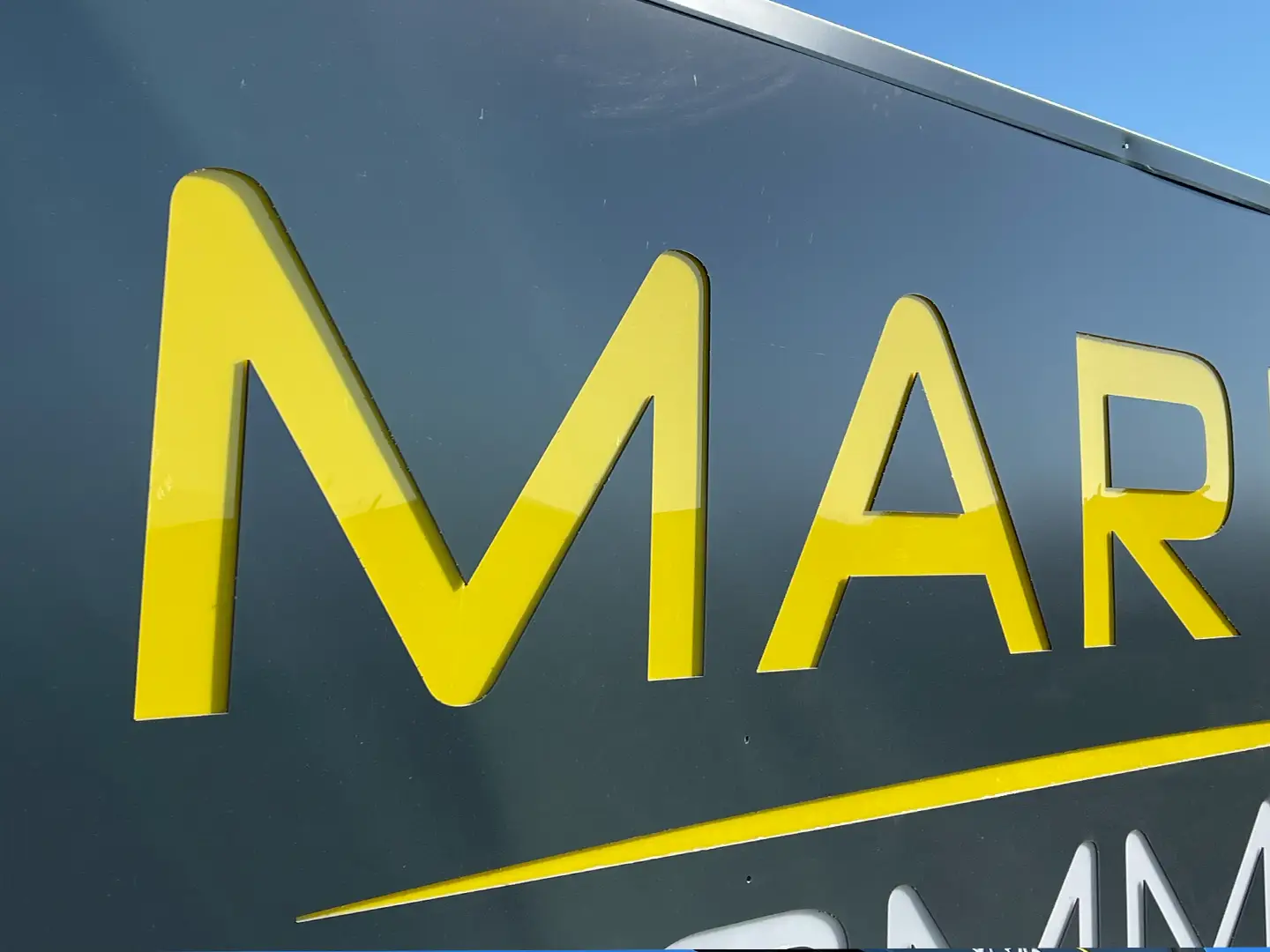 realizzazione insegne e totem