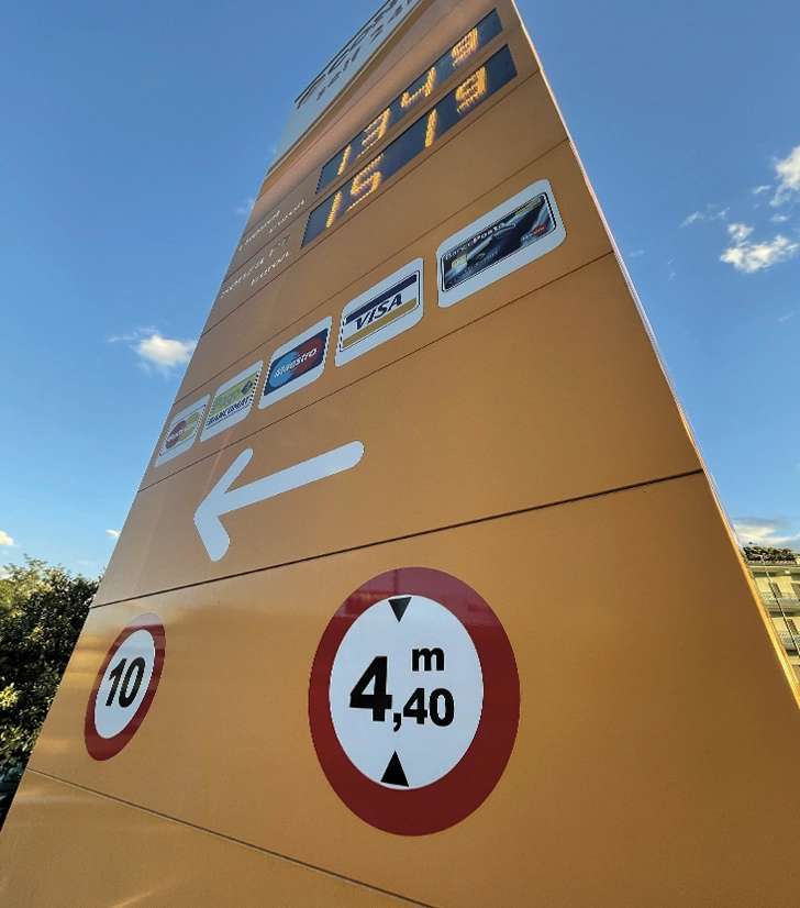 Totem e Insegne BiomaxAgency